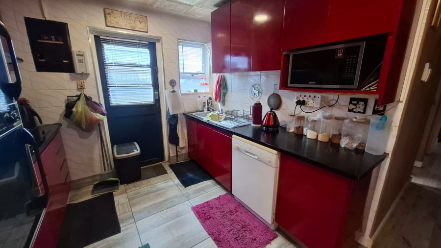 3 Bedroom Property for Sale in Strandfontein Village Western Cape